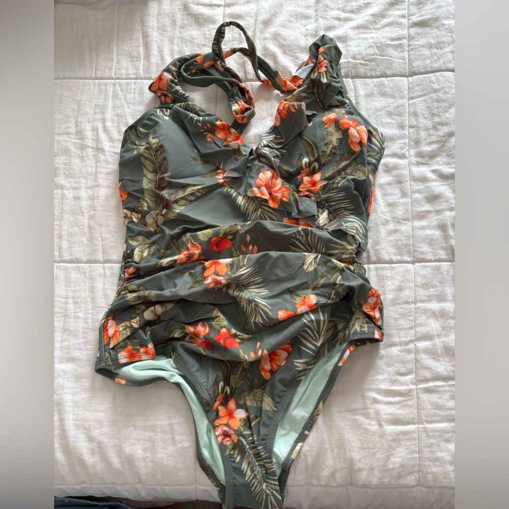 Cupshe Woman’s Tropical Flutter Halter 1 Piece w/ Tummy Control, Size XL, NWT - Picture 2 of 3